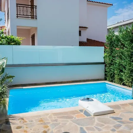 Hébergement de vacances Sithoniars Luxury Two Floor Maisonette With Private Pool & Garden