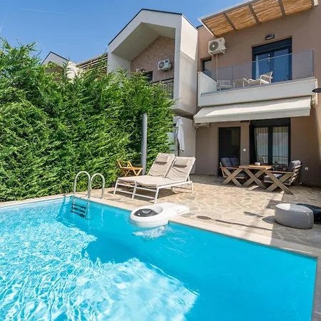 Sithoniars Luxury Two Floor Maisonette With Private Pool & Garden *