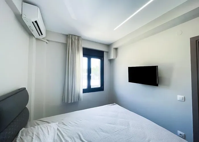 Sithoniars Luxury Two Floor Maisonette With Private Pool & Garden بيت للعطل